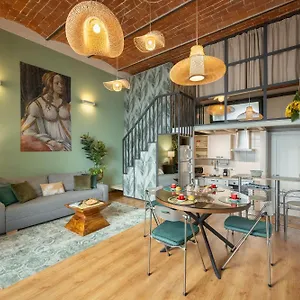 Metropolitan Loft: Center Base With Local Charm Apartment